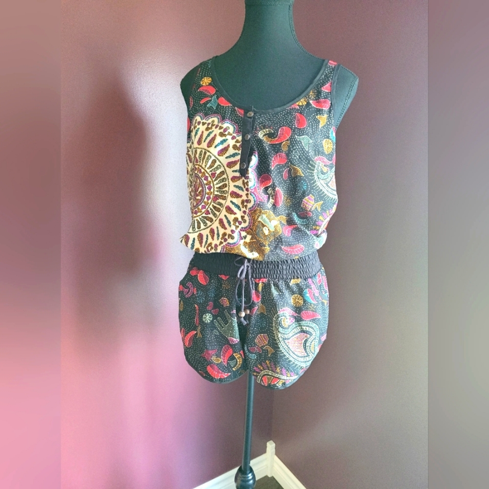 NWOT, SHORT ROMPER, with pockets, very light material, very flattering.